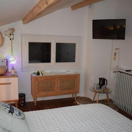 Domaine La Tuilerie Bed and Breakfast Guîtres Exteriör bild